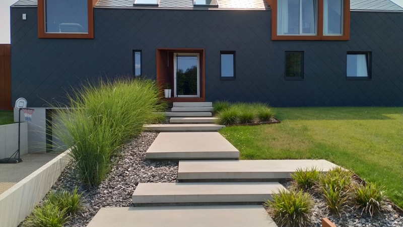 Allée devant maison avec dalles en béton