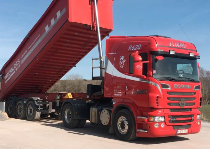 Camion Interblocs pour la livraison de produits en béton