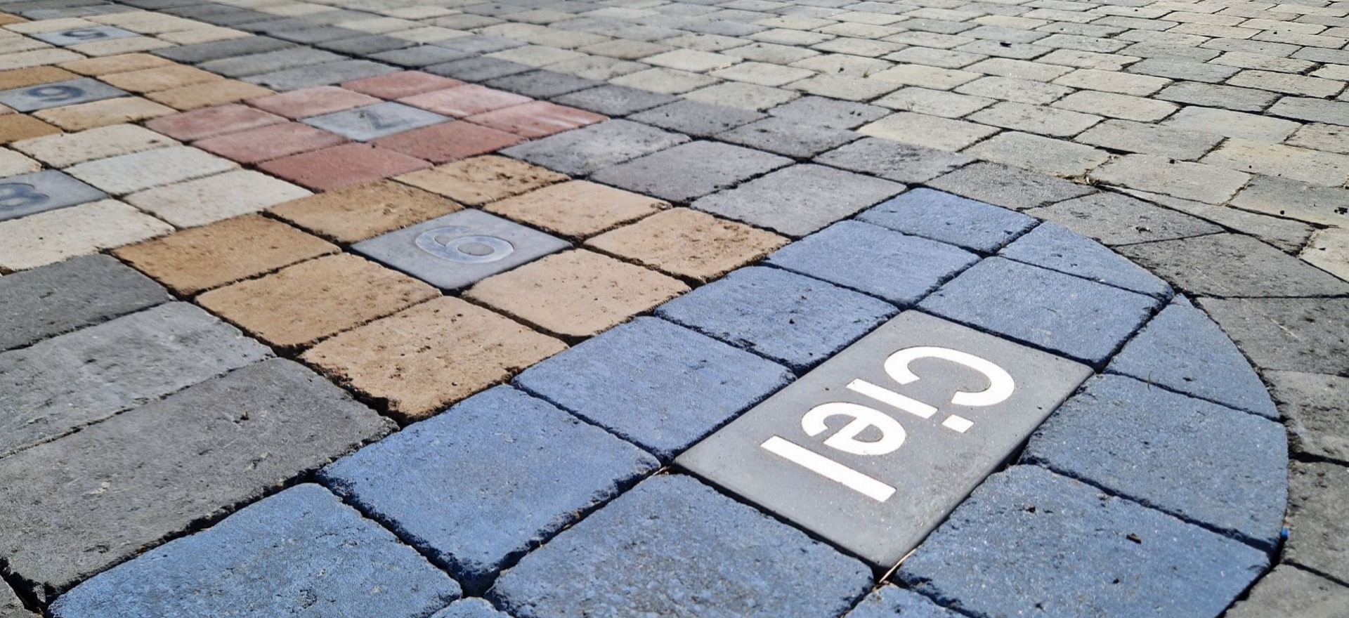 Le pavé béton coloré redonne vie à une placette de village