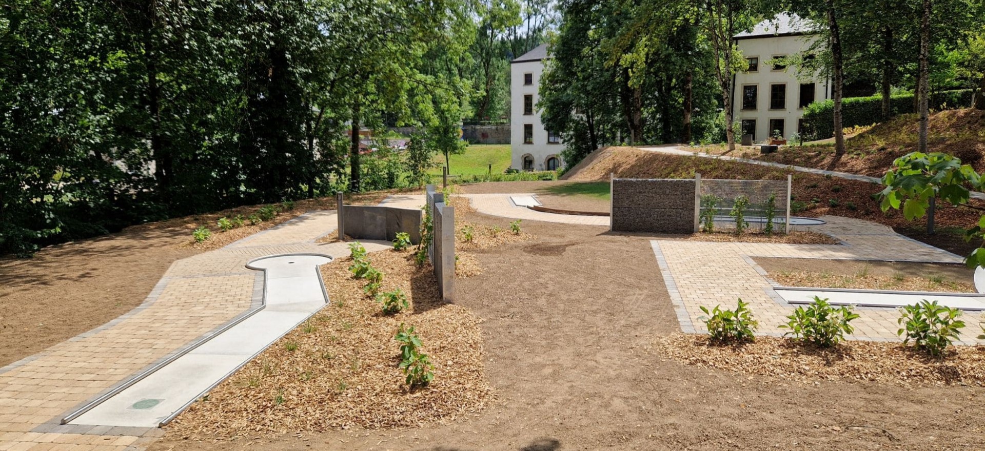 Un parcours de mini-golf sur mesure en béton préfabriqué à Neufchâteau